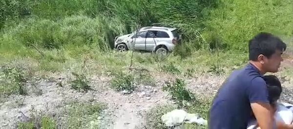 Возле Бишкека две машины ударились лоб в лоб — видео с места ДТП - Sputnik Кыргызстан