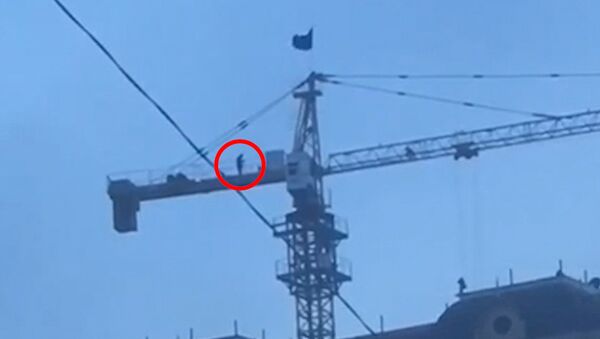 Мужчина совершает намаз на стреле башенного крана в Бишкеке? Видео - Sputnik Кыргызстан