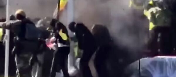 Взрыв под ногами — опубликовано видео покушения на президента Зимбабве - Sputnik Кыргызстан