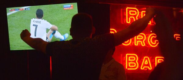 Просмотр матча ЧМ-2018 по футболу между сборными России и Египта Просмотр матча ЧМ-2018 по футболу между сборными России и Египта - Sputnik Кыргызстан