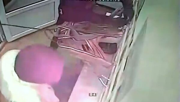 Привязали к решетке трос и вырвали — видео дерзкого ограбления под Бишкеком - Sputnik Кыргызстан