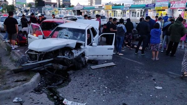 В Бишкеке возле Орто-Сайского рынка произошла крупная авария, погиб военнослужащий Национальной гвардии - Sputnik Кыргызстан