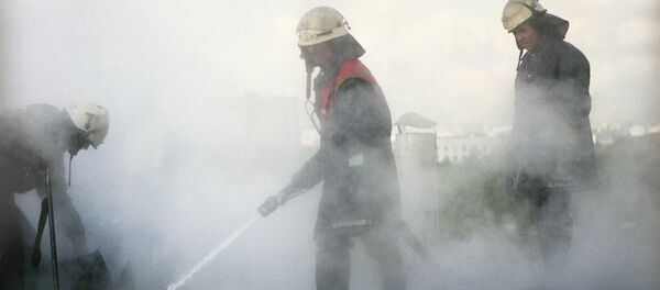 Тушение пожара на крыше дома. - Sputnik Кыргызстан