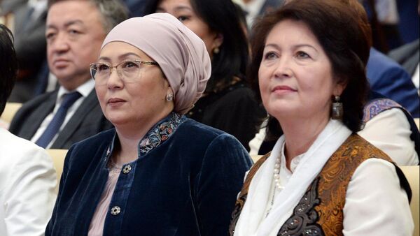 Первая леди Кыргызстана Айгул Токоева и супруга экс президента Алмазбека Атамбаева Раиса. Архивное фото - Sputnik Кыргызстан