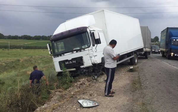 На трассе Бишкек — Нарын — Торугарт легковое авто столкнулось с грузовым марки MAN, пострадали два человека, один погиб - Sputnik Кыргызстан