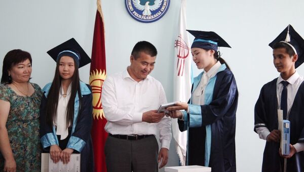 Ош шаарынын мэри Айтмамат Кадырбаев өзгөчө сертификатка ээ болгон калаа окуучулары менен алардын ата-энелерин кабыл алганын мэриядан билдиришти - Sputnik Кыргызстан