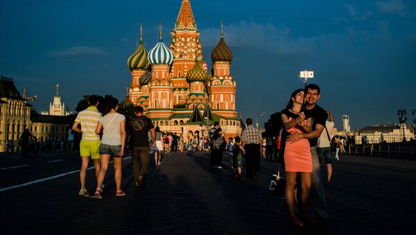 Горожане и туристы на Красной площади в Москве - Sputnik Кыргызстан