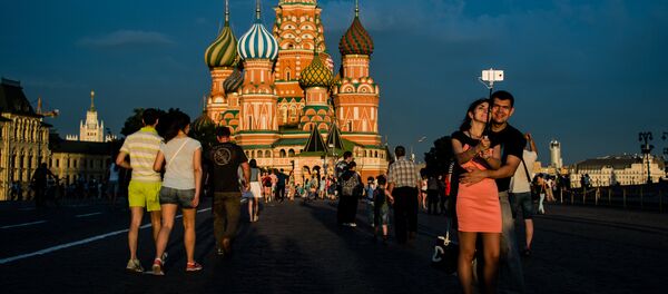 Горожане и туристы на Красной площади в Москве Горожане и туристы на Красной площади в Москве - Sputnik Кыргызстан