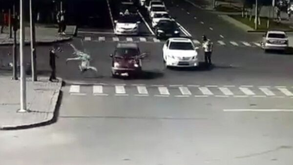 В Сети появилось видео страшного автонаезда на участников дуатлона в Астане - Sputnik Кыргызстан