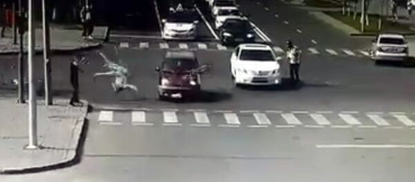 В Сети появилось видео страшного автонаезда на участников дуатлона в Астане - Sputnik Кыргызстан