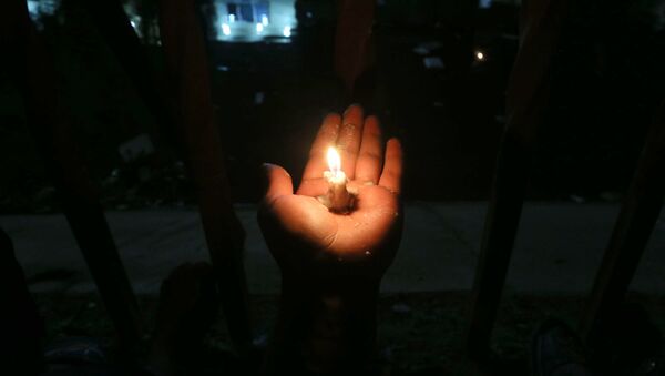 Человек держит свечу в ладони. Архивное фото - Sputnik Кыргызстан