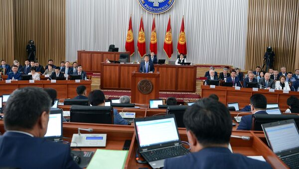 Выступление президента КР Сооронбая Жээнбекова на пленарном заседании ЖК - Sputnik Кыргызстан