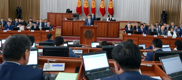 Выступление президента КР Сооронбая Жээнбекова на пленарном заседании ЖК - Sputnik Кыргызстан