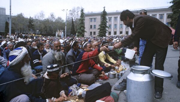 Раздача еды на площади Шахидон во время этно-регионального конфликта. Архивное фото - Sputnik Кыргызстан