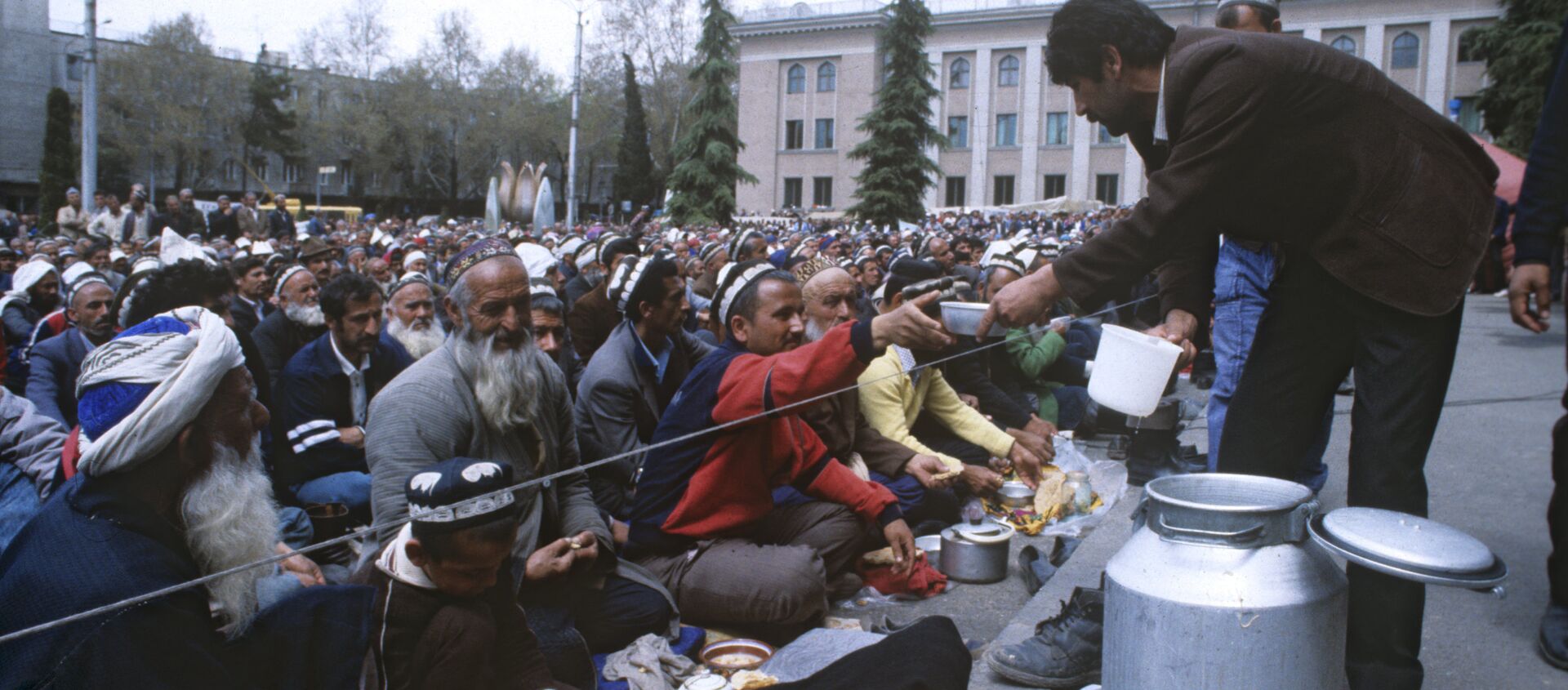 Раздача еды на площади Шахидон во время этно-регионального конфликта. Архивное фото - Sputnik Кыргызстан, 1920, 30.08.2021