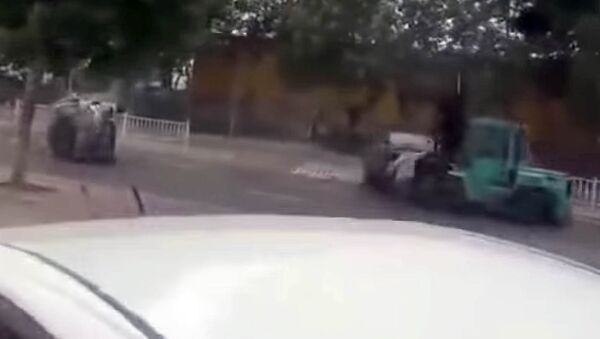 В Китае водитель автопогрузчика въехал в толпу, один человек погиб — видео - Sputnik Кыргызстан