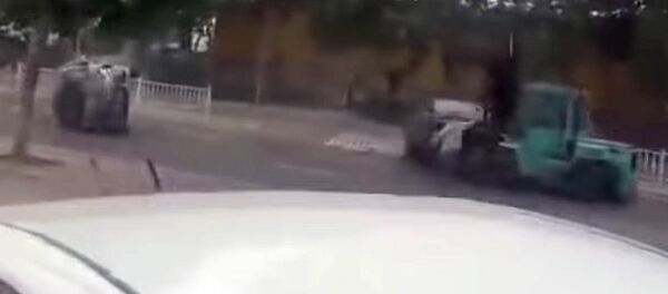 В Китае водитель автопогрузчика въехал в толпу, один человек погиб — видео - Sputnik Кыргызстан