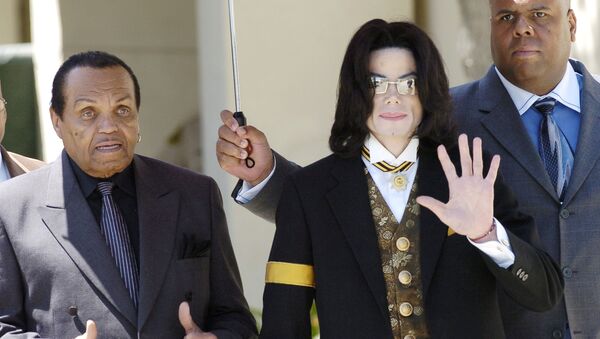 Майкл Джексон со своим отцом Джо - Sputnik Кыргызстан