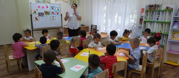 Кыргызстан боюнча балдарды мектепке даярдай турган 4,5 миң класс ачылды Кыргызстан боюнча балдарды мектепке даярдай турган 4,5 миң класс ачылды - Sputnik Кыргызстан