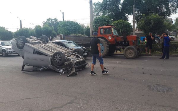 В Бишкеке автомобиль Honda врезался в едущий рядом трактор и перевернулся - Sputnik Кыргызстан
