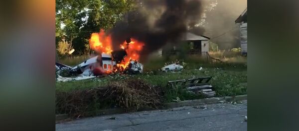 Подросток чудом выбрался из-под обломков почти сгоревшего самолета — видео Подросток чудом выбрался из-под обломков почти сгоревшего самолета — видео - Sputnik Кыргызстан
