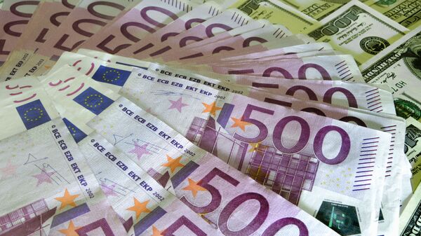 Денежные купюры: евро и доллары США. Архивное фото - Sputnik Кыргызстан