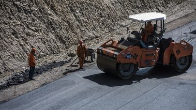 Укладка асфальта на альтернативной дороге север юг