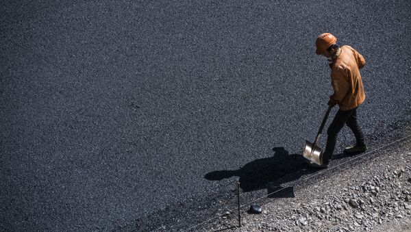 Асфальт төшөө учурунда жол жумушчусу. Архив - Sputnik Кыргызстан