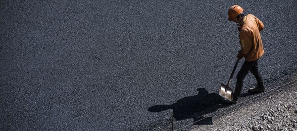 Укладка асфальта на альтернативной дороге север юг - Sputnik Кыргызстан