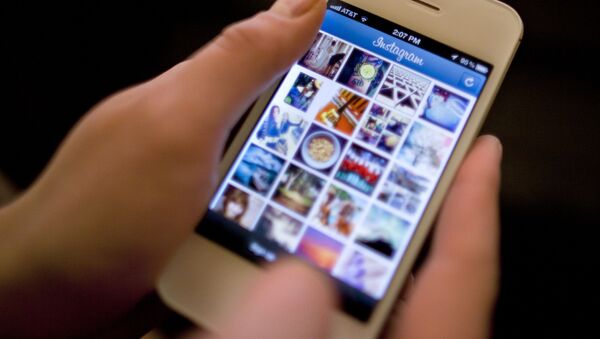 Девушка пользуется приложением Instagram на телефоне. Архивное фото - Sputnik Кыргызстан