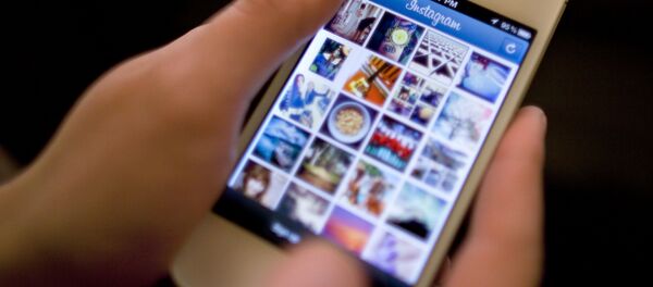 Девушка пользуется приложением Instagram на телефоне. Архивное фото Девушка пользуется приложением Instagram на телефоне. Архивное фото - Sputnik Кыргызстан