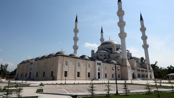 Визит спикера ЖК Дастанбека Джумабекова новой мечети в Бишкеке - Sputnik Кыргызстан