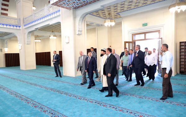 Спикер ЖК Дастанбек Джумабеков посетил новую центральную мечеть Бишкека - Sputnik Кыргызстан