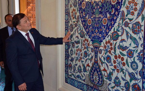 Спикер ЖК Дастанбек Джумабеков посетил новую центральную мечеть Бишкека - Sputnik Кыргызстан