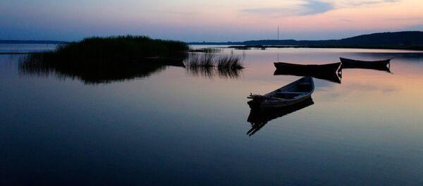 Кол жээгиндеги кайык. Архив Кол жээгиндеги кайык. Архив - Sputnik Кыргызстан