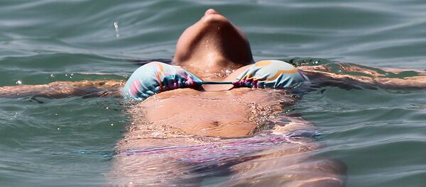 Девушка купается. Архивное фото - Sputnik Кыргызстан