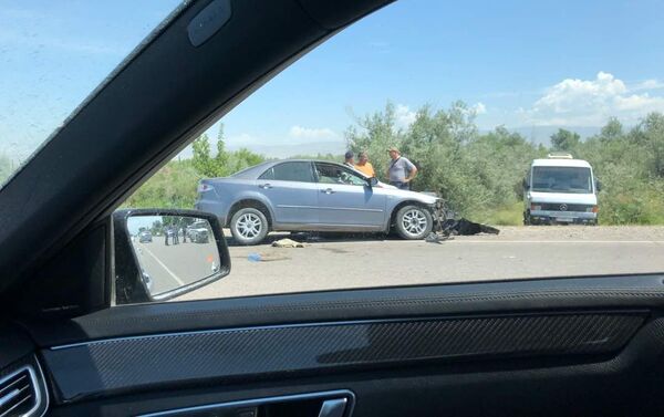 По предварительным данным, сегодня, 1 июля, около 11.00 водитель Mazda 6 уснул за рулем и выехал на встречную полосу, где столкнулся с Hyundai Porter - Sputnik Кыргызстан