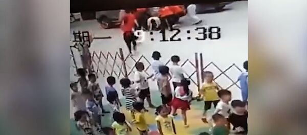 Шесть женщин подняли внедорожник и спасли мужчину — видео из Китая - Sputnik Кыргызстан