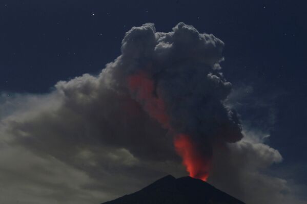 Извержение вулкан Агунг на острове Бали - Sputnik Кыргызстан