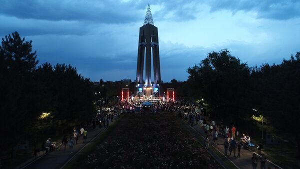 Восхитительно! Тысячи людей на концерте под открытым небом в Бишкеке — видео - Sputnik Кыргызстан