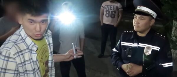 Болот Ибрагимов учит инспектора разговаривать с водителями — видео Болот Ибрагимов учит инспектора разговаривать с водителями — видео - Sputnik Кыргызстан