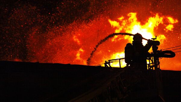 Пожарные на месте возгорания. Архивное фото - Sputnik Кыргызстан