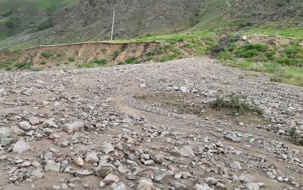 Сель на двух участках дороги (40-й километр) стал последствием проливных дождей в Ысык-Атинском районе Чуйской области. - Sputnik Кыргызстан