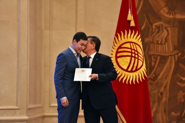 Жээнбеков поцеловал сына Бабанова, вручая золотой сертификат. Фотофакт - Sputnik Кыргызстан