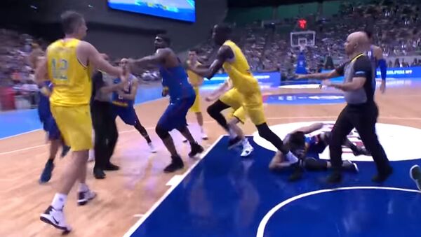 Баскетболисты двух команд устроили жестокую драку во время матча — видео - Sputnik Кыргызстан