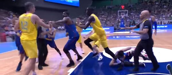 Баскетболисты двух команд устроили жестокую драку во время матча — видео - Sputnik Кыргызстан