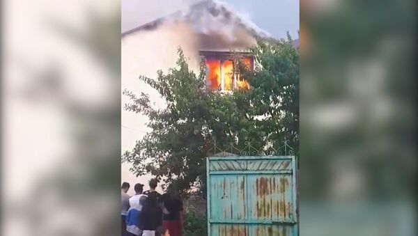В Бишкеке горит двухэтажный дом, пожар тушат два расчета — видео - Sputnik Кыргызстан