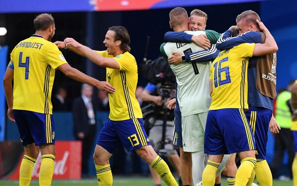 Сборная Швеции обыграла команду Швейцарии со счетом 1:0 и вышла в четвертьфинал Чемпионата мира по футболу - Sputnik Кыргызстан