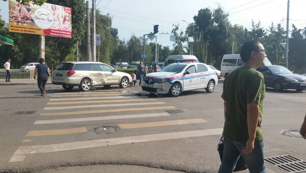 ДТП с участием патрульной машины на пересечении улиц Абдрахманова и Суеркулова - Sputnik Кыргызстан