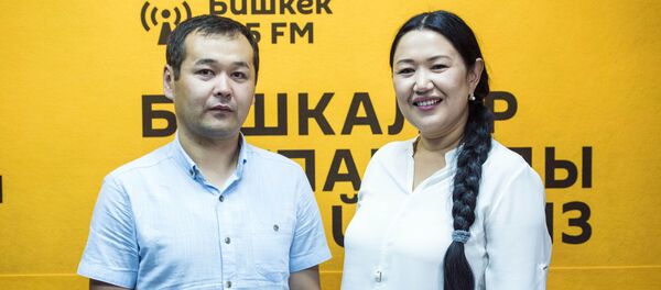 Экс-депутат ЖК Ыргал Кадыралиева и корреспондент Расул Усеналиев Экс-депутат ЖК Ыргал Кадыралиева и корреспондент Расул Усеналиев - Sputnik Кыргызстан